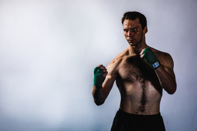背景分离特写裸露上半身的肌肉线条清晰的男性缠着绷带在挥拳