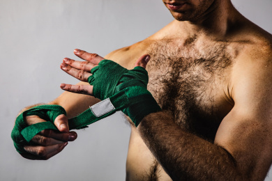 背景分离特写肌肉线条清晰的英俊男性在缠拳击绷带