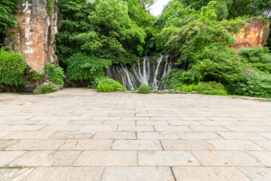 中国峨眉山山脚的瀑布景观