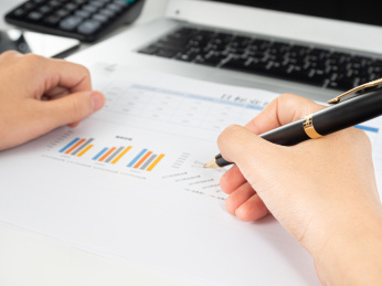 财务人员在分析相关报表