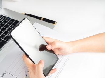 职工在休息期间查看手机信息