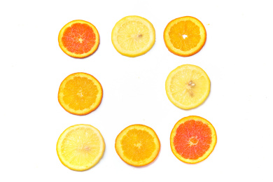 白底上用水果片摆成的正方形