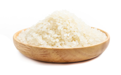 白底上低角度拍的一 碗白大米