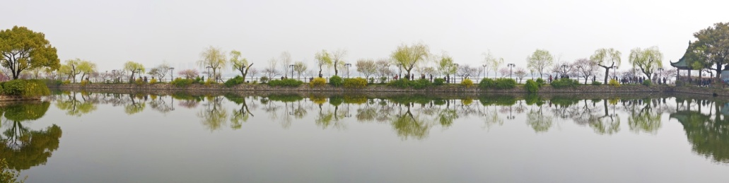 无锡蠡园公园的南堤春晓全景