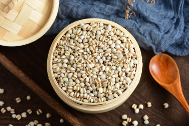 复古中国风格背景上放在蒸屉里的薏仁米特写图片