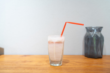 夏日安静的咖啡馆内放着一杯好喝的奶昔