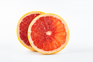 白背景上新鲜西柚红色果肉切片