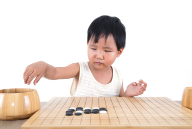 中国小女孩正在学习下围棋