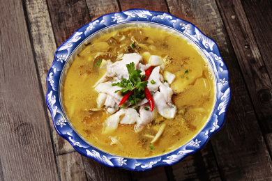 放在青花瓷大碗里面的酸菜鱼片