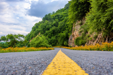 中国辽宁丹东鸭绿江边的无人道路
