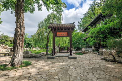 中国山东省潍坊市归真园郑板桥游踪牌楼