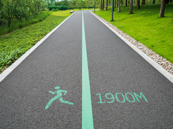 公园里标示距离数据的跑步道
