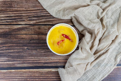 桌面上小碗里盛放着的鸡蛋清