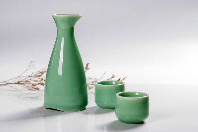 做工精细盛放美酒的梅子青酒壶