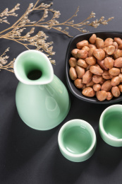 做工精细盛放美酒的梅子青酒壶