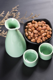 做工精细盛放美酒的梅子青酒壶