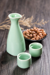 做工精细盛放美酒的梅子青酒壶