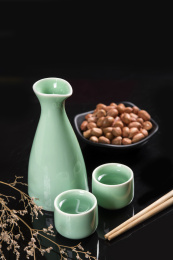 做工精细盛放美酒的梅子青酒壶