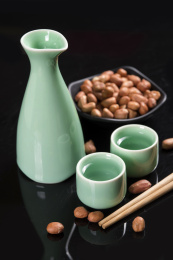 做工精细盛放美酒的梅子青酒壶