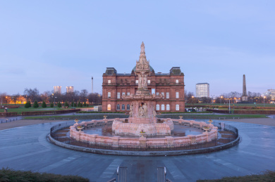 英国苏格兰西部格拉斯哥城市人民宫广场清晨雨后全景