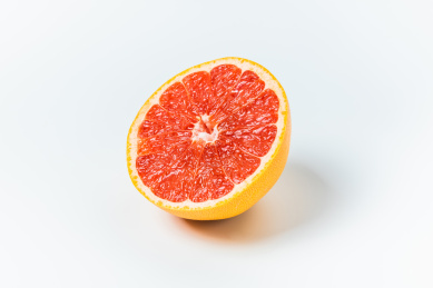 半只在白色背景的切开的美味西柚