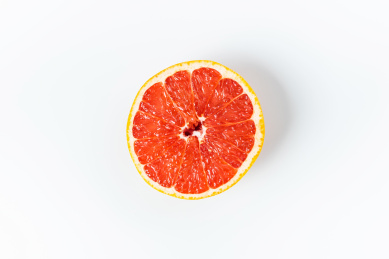 半只在白色背景的切开的美味西柚