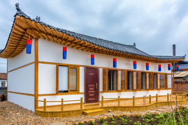 中国朝鲜族百年部落雨天景观