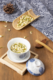 桌面上的茉莉花茶和茉莉花干
