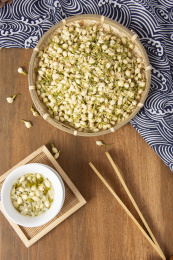 桌面上的茉莉花茶和茉莉花干