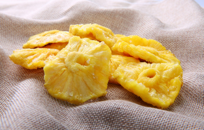 一堆黄色的中国菠萝干放在复古的麻布上