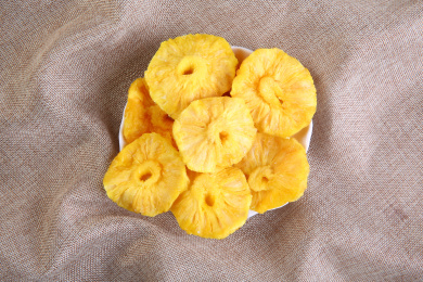 一堆黄色的中国菠萝圈放在复古的麻布上