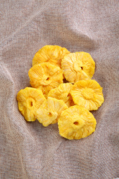 一堆黄色的中国菠萝圈放在复古的麻布上