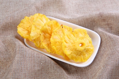 一堆黄色的中国菠萝圈放在复古的麻布上