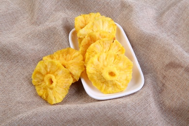 一堆黄色的中国菠萝圈放在复古的麻布上