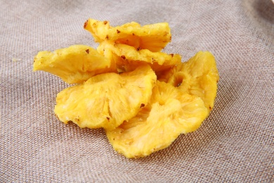 一堆黄色的中国菠萝圈放在复古的麻布上