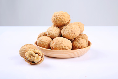 一堆黄色的中国核桃放在复古的麻布上