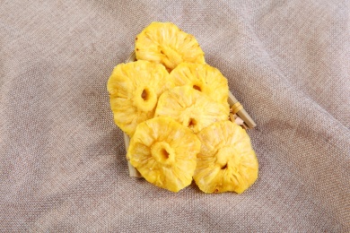 一堆黄色的中国菠萝圈放在复古的麻布上