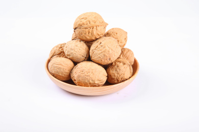 一堆黄色的中国核桃放在复古的麻布上