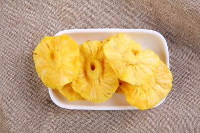 一堆黄色的中国菠萝圈放在复古的麻布上