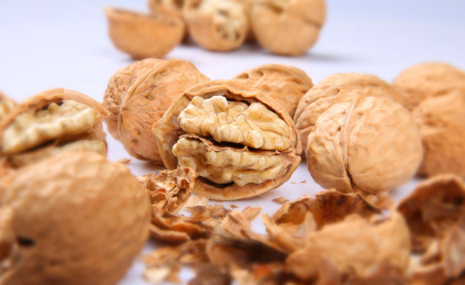 一堆黄色的中国核桃放在复古的麻布上