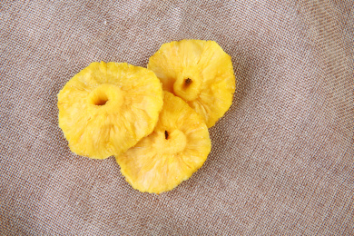 一堆黄色的中国菠萝圈放在复古的麻布上