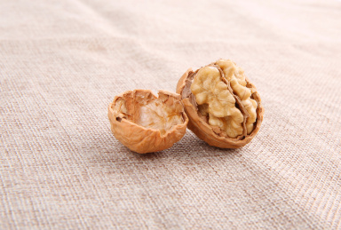 一堆黄色的中国核桃放在复古的麻布上