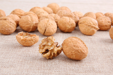 一堆黄色的中国核桃放在复古的麻布上