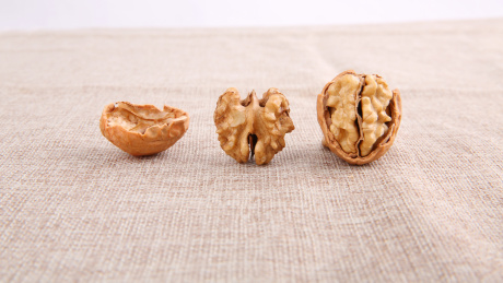 一堆黄色的中国核桃放在复古的麻布上