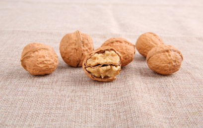 一堆黄色的中国核桃放在复古的麻布上