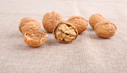 一堆黄色的中国核桃放在复古的麻布上