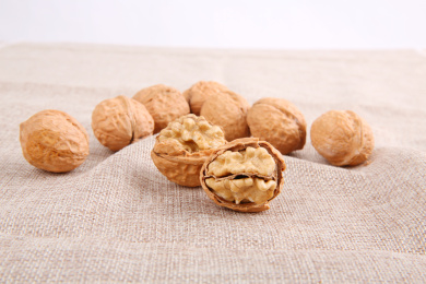 一堆黄色的中国核桃放在复古的麻布上