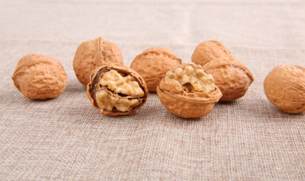 一堆黄色的中国核桃放在复古的麻布上