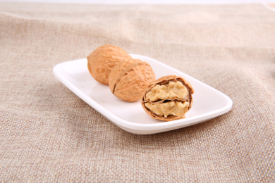 一堆黄色的中国核桃放在复古的麻布上