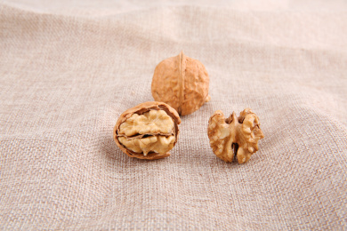 一堆黄色的中国核桃放在复古的麻布上